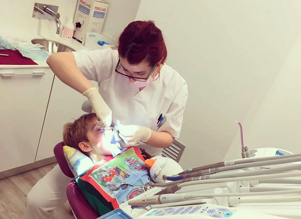 Clínica dental Estefanía Cordón niño en consulta odontológica